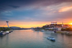 Fiume Danubio e Castello di Bratislava